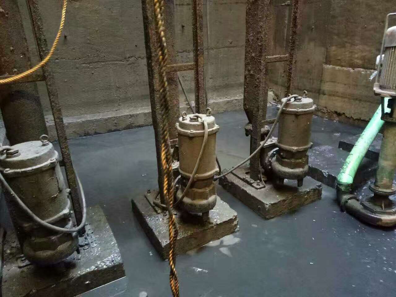 金湾污水池清理