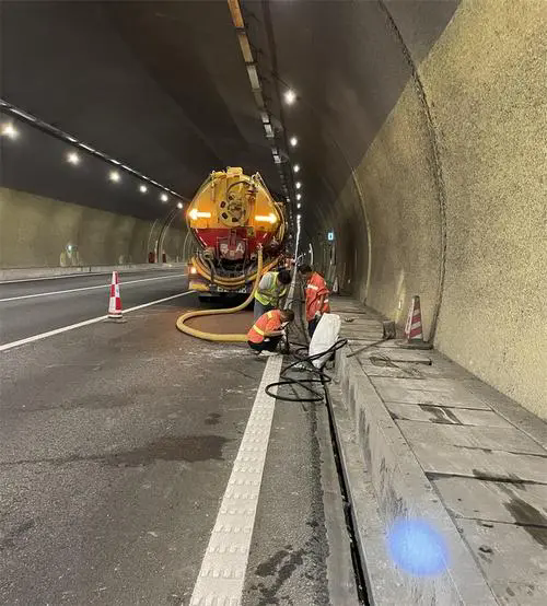 金湾隧道排水渠清淤